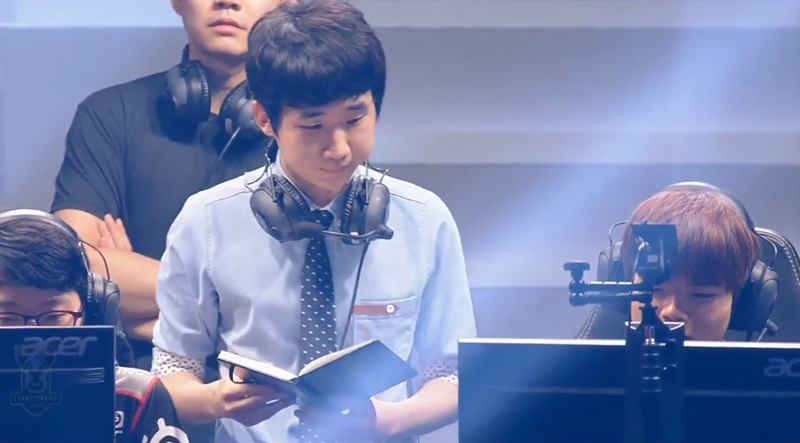 EDG’s coach with his team leading up to their first match against ROX Tigers.